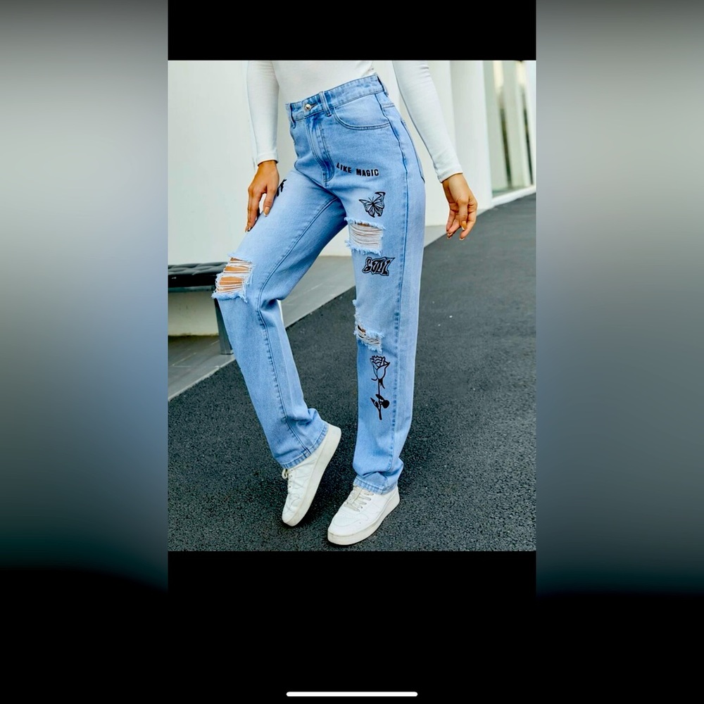 Letter & Floral Print Ripped Jeans